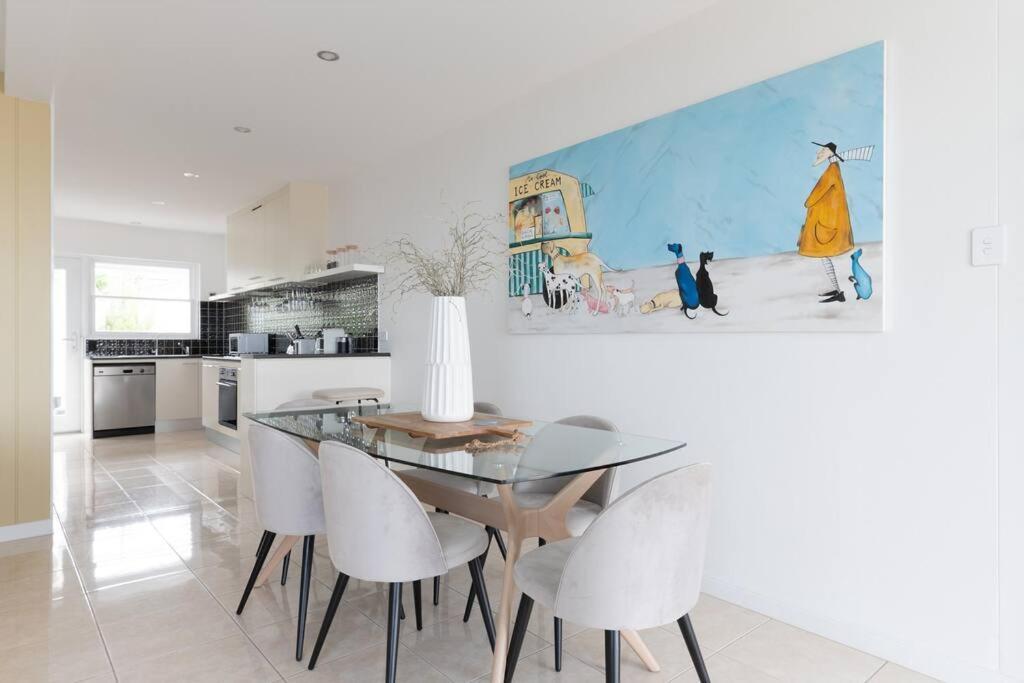 Holiday home Sunset Sands On Esplanade By Host Solutions West Beach